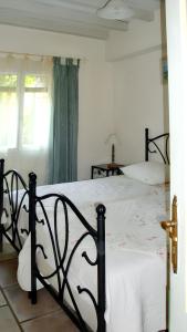 Un dormitorio con una cama grande con sábanas blancas. en Villa charmante à Dauphin avec piscine privée, en Dauphin 15 fotos más