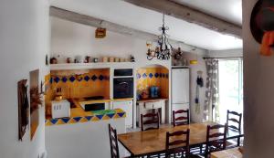 Una cocina con una mesa y un comedor. en Villa charmante à Dauphin avec piscine privée, en Dauphin