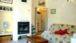 Una sala de estar con un sofá y una chimenea. en Villa charmante à Dauphin avec piscine privée, en Dauphin