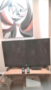 TV a/nebo společenská místnost v ubytování Studio confortable à Taninges, 25 m² avec vue sur jardin