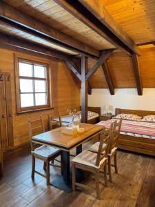 Postel nebo postele na pokoji v ubytování Hotel Vydrovy boudy Pec pod Sněžkou + 37 fotografií