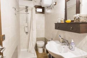 Koupelna v ubytování Modern Apartment near Arce City Centre, 62 m², Parking