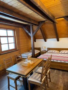 Postel nebo postele na pokoji v ubytování Hotel Vydrovy boudy Pec pod Sněžkou