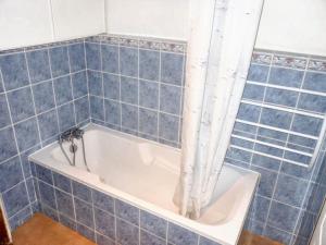 Koupelna v ubytování Maison chaleureuse à Lalbenque avec jardin clôturé + 16 fotografií