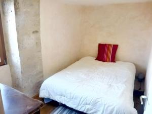 Postel nebo postele na pokoji v ubytování Maison chaleureuse à Lalbenque avec jardin clôturé