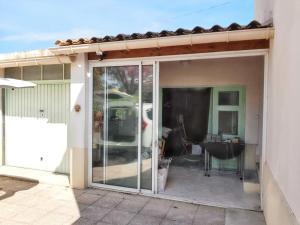 otwarte przesuwne szklane drzwi domu w obiekcie Maison charmante à Monteux avec jardin et équipements complets w mieście Monteux +6 zdjęć
