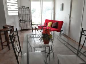 Et opholdsområde på Appartement lumineux aux Abymes, 56 m², terrasse et parking + 3 billeder