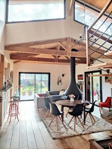 Χώρος καθιστικού στο Maison spacieuse à Saint-Selve avec jardin et barbecue, 125 m².