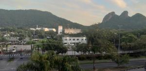 Una vista de una ciudad con una montaña al fondo. en Studio 6677 Aptº302 Em frente ao Projac da Globo, en Río de Janeiro