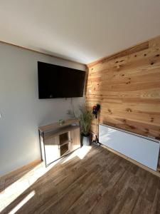 TV a/nebo společenská místnost v ubytování Maison au calme à l'orée du bois