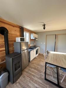 Kuchyň nebo kuchyňský kout v ubytování Maison au calme à l'orée du bois