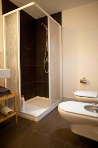 a bathroom with a shower and a toilet and a sink at Apartamento Alameda in Valencia