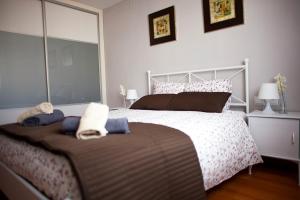 バレンシアにあるApartamento Alamedaのベッドルーム1室(大型ベッド1台、タオル2枚付)