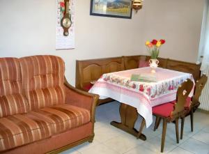 a living room with a table and a couch at Appartement charmant à Jebsheim avec terrasse et jardin in Jebsheim