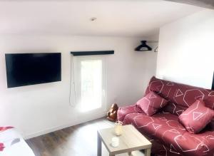 Televisyen dan/atau pusat hiburan di Studio charmant à Saint-Jory, 25 m² avec piscine partagée