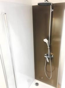 Bilik mandi di Studio charmant à Saint-Jory, 25 m² avec piscine partagée +4 gambar