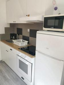 Kuchyň nebo kuchyňský kout v ubytování Cosy Apartment in Villaviciosa de Odón with Shared Pool