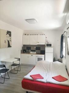 Kuchyň nebo kuchyňský kout v ubytování Cosy Apartment in Villaviciosa de Odón with Shared Pool