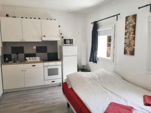 Kuchyň nebo kuchyňský kout v ubytování Cosy Apartment in Villaviciosa de Odón with Shared Pool