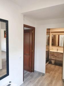 Postel nebo postele na pokoji v ubytování Cosy Apartment in Villaviciosa de Odón with Shared Pool