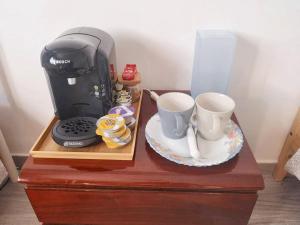 Příslušenství pro přípravu čaje a kávy v ubytování Cosy Apartment in Villaviciosa de Odón with Shared Pool