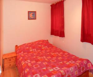 Postel nebo postele na pokoji v ubytování Appartement spacieux à Allevard - 68 m² avec vue montagne