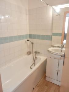 Koupelna v ubytování Appartement spacieux à Allevard - 68 m² avec vue montagne