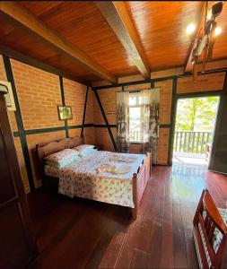 a bedroom with two beds in a room at Paraíso Enxaimel Mundo Antigo in Pomerode