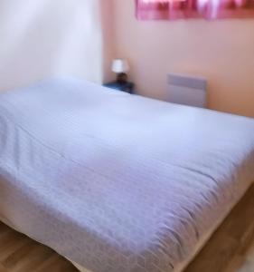 Ένα ή περισσότερα κρεβάτια σε δωμάτιο στο Chalet chaleureux à Darazac avec jardin de 60 m²