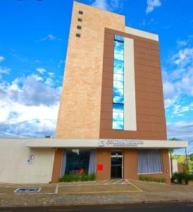 a large building with a window on the side of it at Golden Tower Express Franca by Fênix Hotéis in Franca