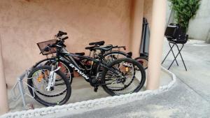 two bikes are parked next to a wall at Appartement charmant à Mimizan, 25 m², proche plage in Mimizan