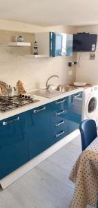 Kuchyň nebo kuchyňský kout v ubytování Romantic apartment with sea view in Alcamo - Terrace & BBQ