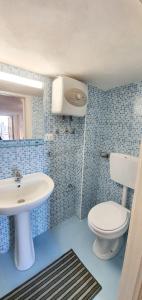 Koupelna v ubytování Romantic apartment with sea view in Alcamo - Terrace & BBQ + 11 fotografií