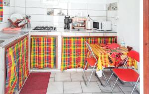 Η κουζίνα ή μικρή κουζίνα στο Maison intime avec jardin à Capesterre +7 φωτογραφίες