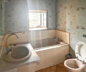 a bathroom with a tub and a toilet and a window at Maison charmante à Mouterre-Silly avec jardin privé in Mouterre-Silly +27 photos