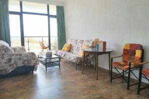 A seating area at Comfortable apartment in Benalmádena 60 m² with pool