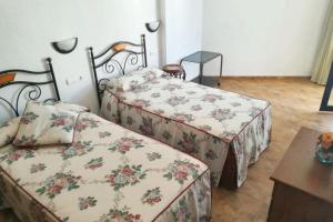 A bed or beds in a room at Comfortable apartment in Benalmádena 60 m² with pool Még 33 kép