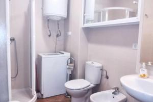 A bathroom at Comfortable apartment in Benalmádena 60 m² with pool