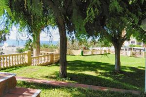 A garden outside Comfortable apartment in Benalmádena 60 m² with pool