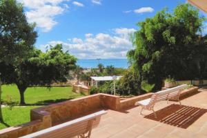A garden outside Comfortable apartment in Benalmádena 60 m² with pool