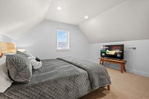una camera da letto con un letto e una TV a schermo piatto di Eden Empire with Hot Tub and Game Room Wkly Disc a Eden