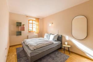 Katil atau katil-katil dalam bilik di Stadtgut Mölkau Apartment