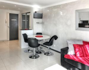 Μια τηλεόραση ή/και κέντρο ψυχαγωγίας στο Appartement charmant à Cannes avec vue sur la mer, 33 m²