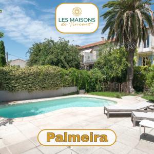einen Pool im Garten mit Palmen in der Unterkunft Palmeira, Piscine - Parking - Clim in Arles