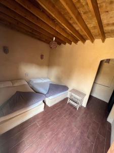 a room with two beds and a wooden ceiling at Tunis Tone Ecolodge & Campsite in Fayoum Center