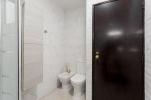 Un baño con inodoro y ducha de cristal. en Estúdio 21 em Santa Bárbara de Nexe - Faro, en Santa Bárbara de Nexe 6 fotos más