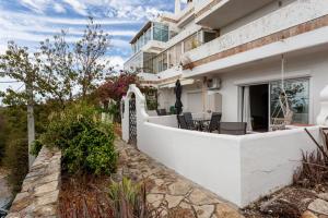 Casa blanca con porche y patio en Estúdio 21 em Santa Bárbara de Nexe - Faro, en Santa Bárbara de Nexe