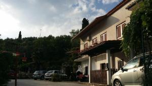 una casa con auto parcheggiate in un parcheggio di Apartment Sunset a Portoroz