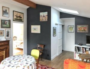 Μια τηλεόραση ή/και κέντρο ψυχαγωγίας στο Appartement confortable au cœur du Pian-Médoc avec jardin