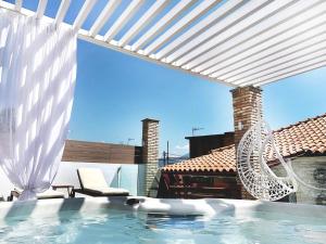 Bazén v ubytování Lithos House & Spa nebo v jeho okolí